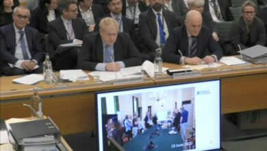 Der ehemalige britische Premierminister Johnson verurteilt den Umgang mit neuen Klagen wegen Covid-Verstößen