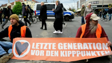 Die deutsche Polizei führt Razzien gegen Klimaaktivisten durch