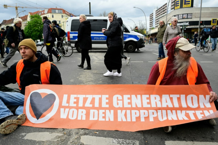 Die deutsche Polizei führt Razzien gegen Klimaaktivisten durch