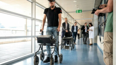 Gelähmter Mann kann dank gedankengesteuerter Implantate wieder gehen
