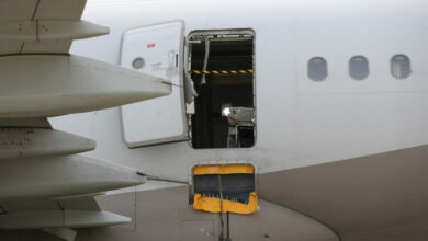 Chaos, als Passagier im Flug die Flugzeugtür öffnet
