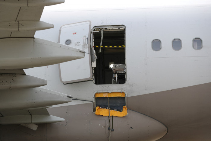 Chaos, als Passagier im Flug die Flugzeugtür öffnet