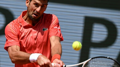Djokovic kämpft sich in die zweite Runde der French Open, Alcaraz wartet