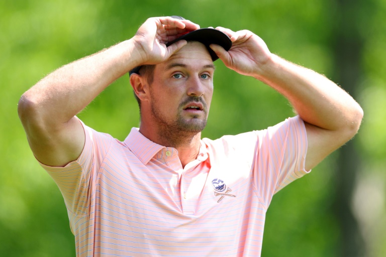 Der Amerikaner Bryson DeChambeau, ein Spieler der LIV Golf League, schoss ein Vier-unter-Par-66 und übernahm damit die Führung in der ersten Runde der PGA-Meisterschaft Der Amerikaner Bryson DeChambeau, ein Spieler der LIV Golf League, schoss ein Vier-unter-Par-66 und übernahm damit die Führung in der ersten Runde der PGA-Meisterschaft