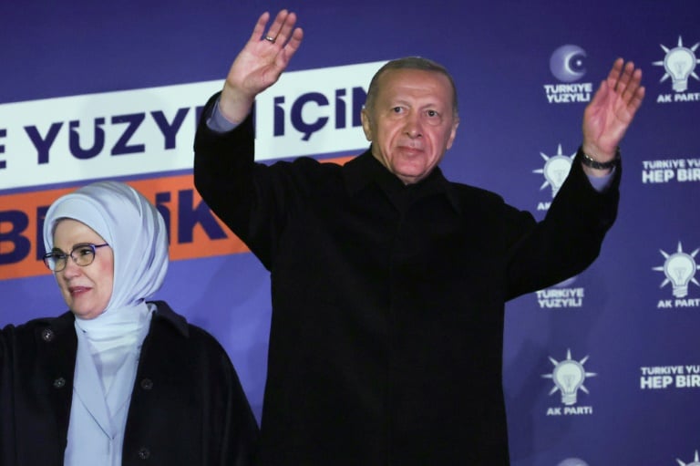 Erdogan übertraf bei der Abstimmung am Sonntag die Erwartungen und könnte seine zwei Jahrzehnte dauernde Regierungszeit verlängern. Erdogan übertraf bei der Abstimmung am Sonntag die Erwartungen und könnte seine zwei Jahrzehnte dauernde Regierungszeit verlängern.