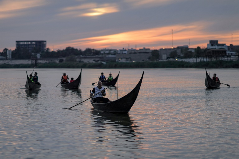 Die länglichen, gondelartigen Boote, die auf dem Tigris in Bagdad verkehren und als Mashhouf bekannt sind, sind Teil eines antiken Erbes Die länglichen, gondelartigen Boote, die auf dem Tigris in Bagdad verkehren und als Mashhouf bekannt sind, sind Teil eines antiken Erbes