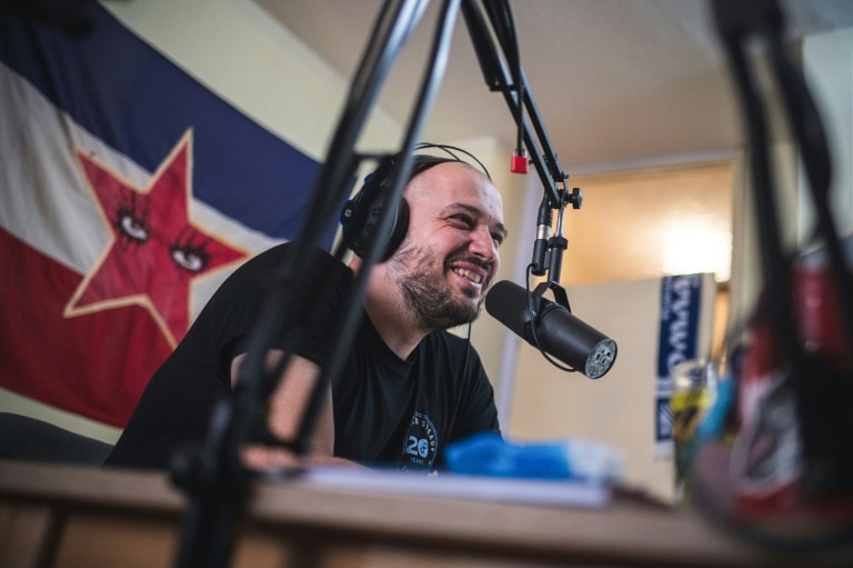 „Alle Nationen sind erfunden und repräsentieren eine politische Idee“, sagt der serbische Autor und Radiomoderator Dasko Milinovic. „Alle Nationen sind erfunden und repräsentieren eine politische Idee“, sagt der serbische Autor und Radiomoderator Dasko Milinovic.
