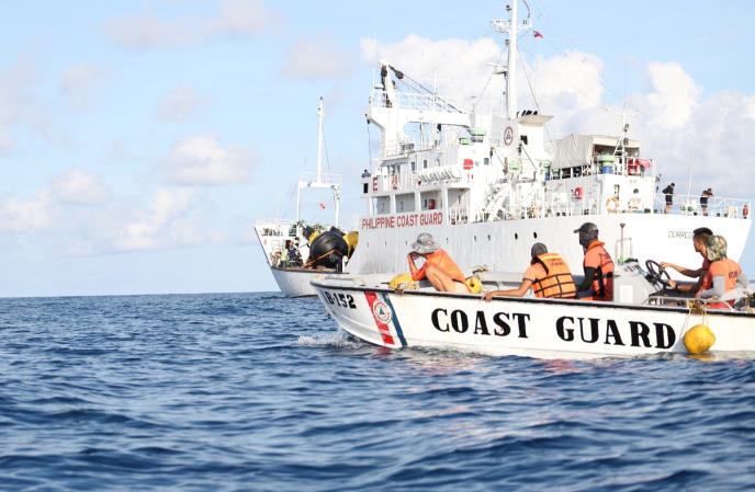 Die philippinische Küstenwache installiert Navigationsbojen in der ausschließlichen Wirtschaftszone der Philippinen im Südchinesischen Meer, auf diesem Handout-Bild vom 15. Mai 2023. (Philippinische Küstenwache/Handout über REUTERS) Die philippinische Küstenwache installiert Navigationsbojen in der ausschließlichen Wirtschaftszone der Philippinen im Südchinesischen Meer, auf diesem Handout-Bild vom 15. Mai 2023. (Philippinische Küstenwache/Handout über REUTERS)