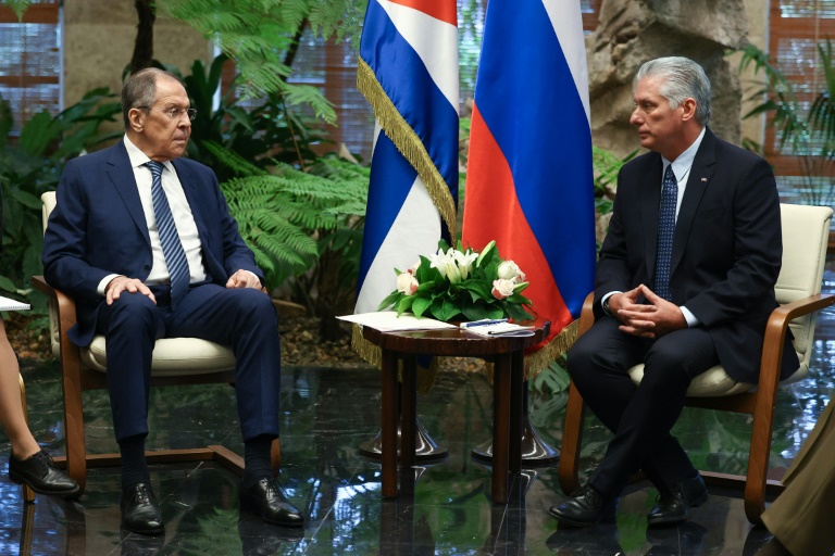Der russische Außenminister Sergej Lawrow (links) trifft sich im April 2023 in Havanna mit dem kubanischen Präsidenten Miguel Diaz-Canel, um die Zusammenarbeit zu besprechen. (Foto: AFP) Der russische Außenminister Sergej Lawrow (links) trifft sich im April 2023 in Havanna mit dem kubanischen Präsidenten Miguel Diaz-Canel, um die Zusammenarbeit zu besprechen. (Foto: AFP)