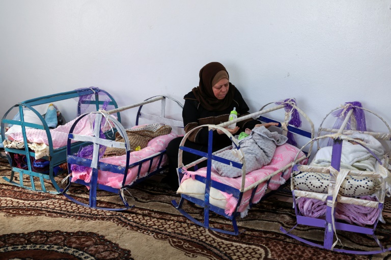 In der von Rebellen kontrollierten syrischen Provinz Idlib kümmern sich Arbeiter im Hauptzentrum für verlassene Kinder um Babys in einfachen Wiegen, von denen einige mit lila Farbe oder Bändern verziert sind
