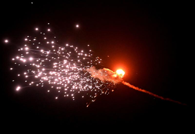 Dieses am Sonntag in Kiew aufgenommene Foto zeigt die Explosion einer Drohne, nachdem sie bei einem massiven russischen Drohnenangriff, der hauptsächlich auf die ukrainische Hauptstadt abzielte, abgeschossen wurde. (AFP-Foto) Dieses am Sonntag in Kiew aufgenommene Foto zeigt die Explosion einer Drohne, nachdem sie bei einem massiven russischen Drohnenangriff, der hauptsächlich auf die ukrainische Hauptstadt abzielte, abgeschossen wurde. (AFP-Foto)