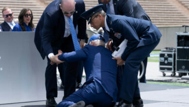 Biden stolpert und stürzt auf der Air-Force-Bühne