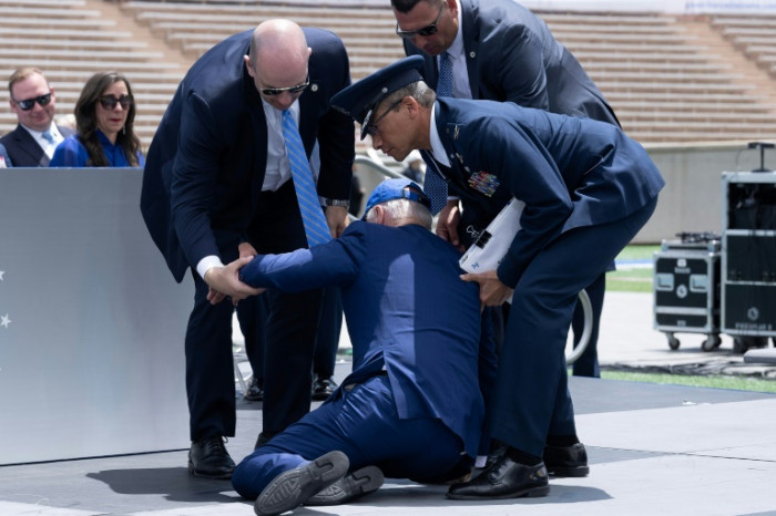 Biden stolpert und stürzt auf der Air-Force-Bühne