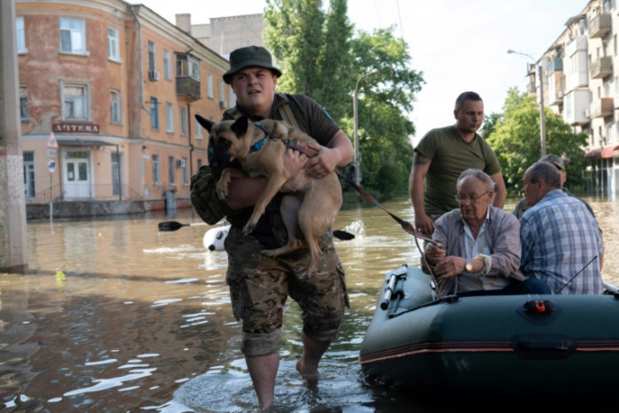 „Man kann nicht einmal das Dach sehen“: Ukrainer fliehen vor Staudammflut
