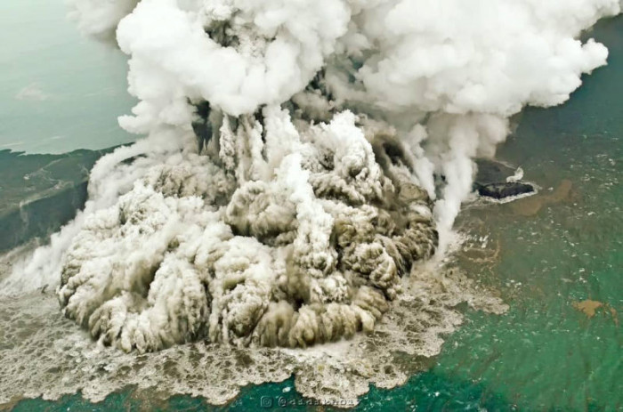 In Indonesien bricht der Vulkan zweimal aus und spuckt große Aschewolken aus