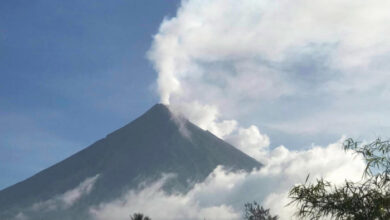 Tausende wurden evakuiert, als der philippinische Vulkan Asche und Steine ​​ausspuckte