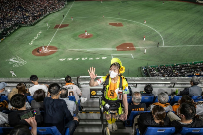 Geschwindigkeitsdämonen: die „Uriko“-Bierverkäufer des japanischen Baseballs