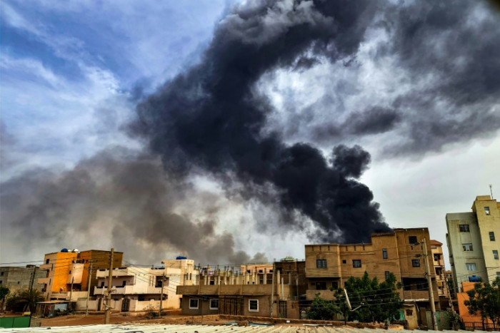 Die Zahl der Kriegstoten im Sudan steigt auf über 2.000, da die Kämpfe in den dritten Monat gehen