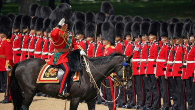König Karl III. sattelt zur Geburtstagsparade