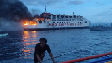 Die philippinische Küstenwache rettet 120 Menschen, als die Fähre Feuer fängt