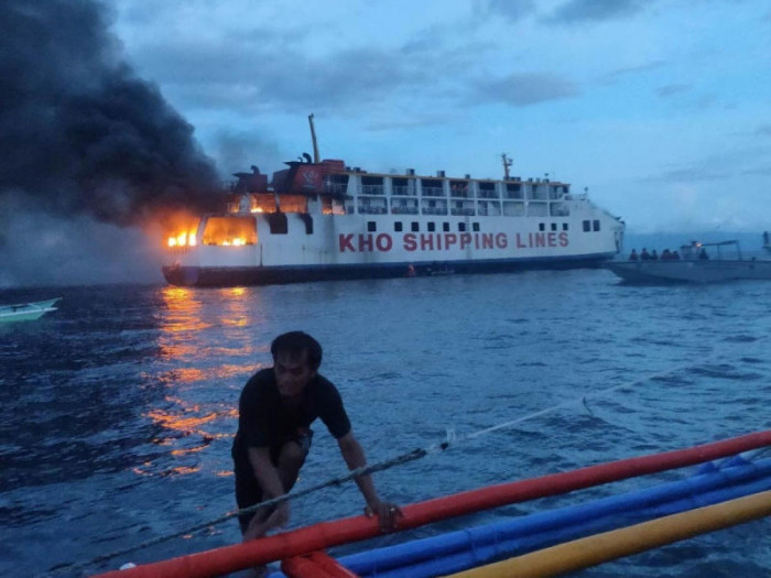 Die philippinische Küstenwache rettet 120 Menschen, als die Fähre Feuer fängt
