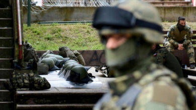 Die NATO sagt, dass die Friedenstruppen „unerschütterlich“ seien, während die Spannungen im Kosovo zunehmen