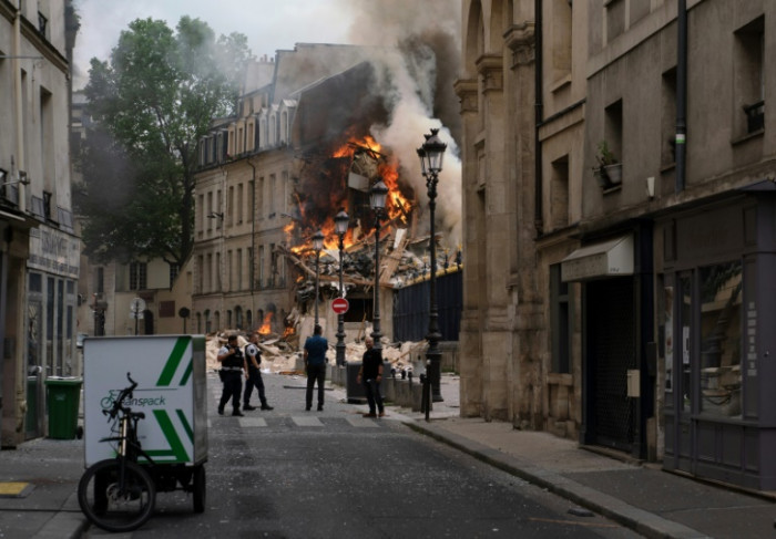 Retter durchkämmen die Trümmer der Explosion in Paris