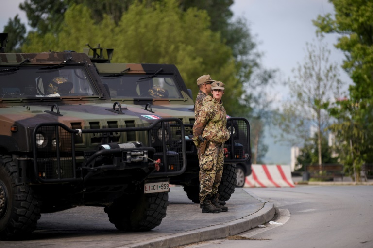Mit Kampfausrüstung ausgerüstete Polizisten blockierten die Straße zur Brücke, die den nördlichen und südlichen Teil der Stadt Zvecan im Norden Kosovos trennt. (Foto: AFP) Mit Kampfausrüstung ausgerüstete Polizisten blockierten die Straße zur Brücke, die den nördlichen und südlichen Teil der Stadt Zvecan im Norden Kosovos trennt. (Foto: AFP)
