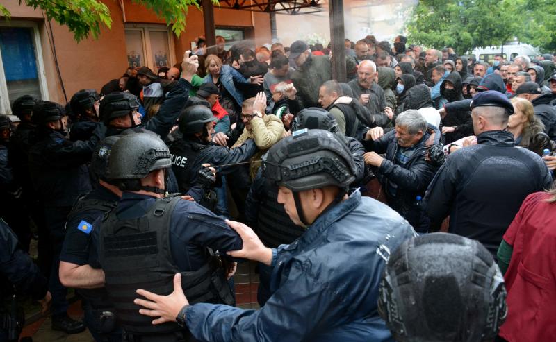 Kosovo-Bereitschaftspolizisten setzen Tränengas ein, um vor einem Gemeindegebäude versammelte Serben auseinanderzutreiben, nachdem die Polizei nach umstrittenen Wahlen in der mehrheitlich serbischen Stadt Zvecan am 26. Mai 2023 dabei geholfen hatte, albanische Bürgermeister einzusetzen. (Foto: AFP)