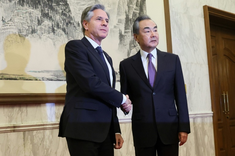 Händler beobachteten die Gespräche in Peking zwischen US-Außenminister Antony Blinken (l.) und Chinas oberstem Gesandten Wang Yi, um die Spannungen zwischen den Supermächten abzubauen Händler beobachteten die Gespräche in Peking zwischen US-Außenminister Antony Blinken (l.) und Chinas oberstem Gesandten Wang Yi, um die Spannungen zwischen den Supermächten abzubauen