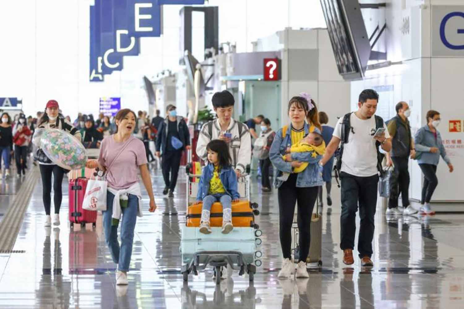 Der Flughafen Hongkong beförderte im April 3,1 Millionen Passagiere, etwa 24-mal mehr als im Vorjahresmonat, aber immer noch nur 48 % des Niveaus vor der Pandemie. (Foto: South China Morning Post) Der Flughafen Hongkong beförderte im April 3,1 Millionen Passagiere, etwa 24-mal mehr als im Vorjahresmonat, aber immer noch nur 48 % des Niveaus vor der Pandemie. (Foto: South China Morning Post)