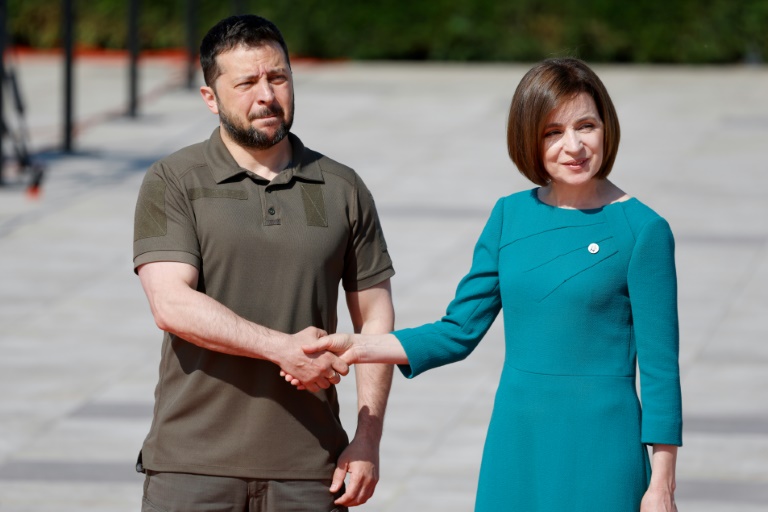 Die moldauische Präsidentin Maia Sandu begrüßt den ukrainischen Präsidenten Wolodymyr Selenskyj am Donnerstag zu einem Gipfeltreffen europäischer Staats- und Regierungschefs, das nur 20 km von der ukrainischen Grenze entfernt stattfand. (Foto: AFP) Die moldauische Präsidentin Maia Sandu begrüßt den ukrainischen Präsidenten Wolodymyr Selenskyj am Donnerstag zu einem Gipfeltreffen europäischer Staats- und Regierungschefs, das nur 20 km von der ukrainischen Grenze entfernt stattfand. (Foto: AFP)