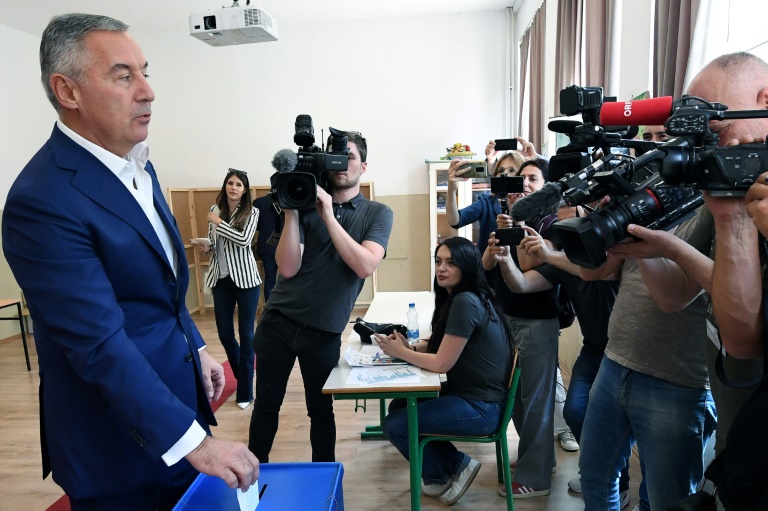 Der ehemalige langjährige Präsident Milo Djukanovic, der im April in einer Stichwahl unterlegen war, gibt in Podgorica seine Stimme ab. (Foto: AFP)