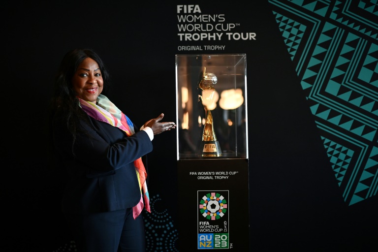 FIFA-Generalsekretärin Fatma Samoura posiert neben dem Pokal der Frauen-Weltmeisterschaft. (Foto: AFP) FIFA-Generalsekretärin Fatma Samoura posiert neben dem Pokal der Frauen-Weltmeisterschaft. (Foto: AFP)