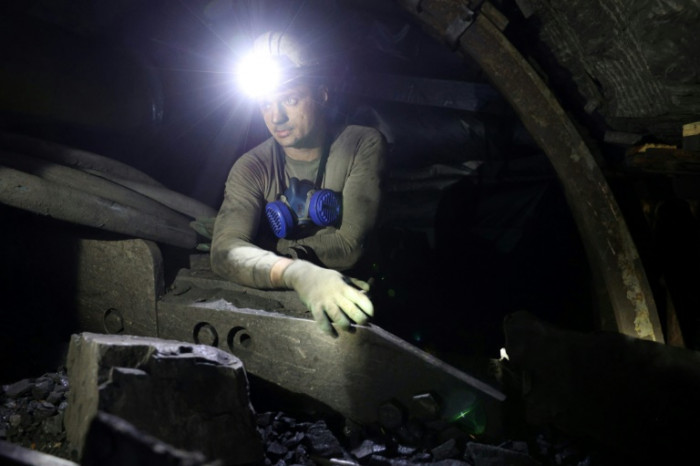 Bergleute, die vor der russischen Besatzung geflohen sind, schürfen Kohle in der Ukraine