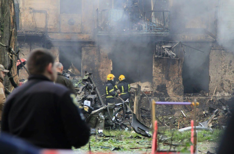 Feuerwehrleute arbeiten am Dienstag am Ort eines russischen Raketenangriffs auf der Krywyj-Insel, wo der ukrainische Präsident Wolodymyr Selenskyj geboren wurde. (Foto: AFP) Feuerwehrleute arbeiten am Dienstag am Ort eines russischen Raketenangriffs auf der Krywyj-Insel, wo der ukrainische Präsident Wolodymyr Selenskyj geboren wurde. (Foto: AFP)