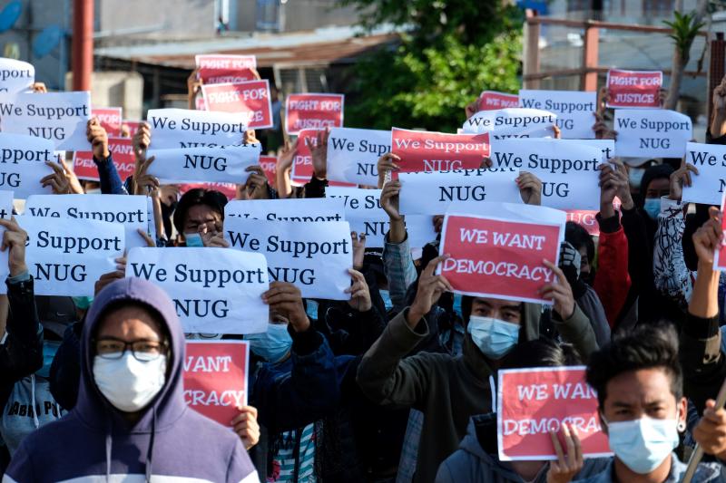 Auf diesem Aktenfoto vom 2. Mai 2021 halten Demonstranten während einer Demonstration gegen den Militärputsch Plakate zur Unterstützung der Regierung der Nationalen Einheit in der Hand Auf diesem Aktenfoto vom 2. Mai 2021 halten Demonstranten während einer Demonstration gegen den Militärputsch Plakate zur Unterstützung der Regierung der Nationalen Einheit in der Hand