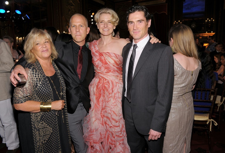 Elizabeth Gilbert, Mitte, hier auf der Afterparty zur Premiere von „Eat Pray Love“ zu sehen, hat ihren bevorstehenden Roman nach einem Aufschrei wegen der russischen Vertonung aus der Veröffentlichung genommen Elizabeth Gilbert, Mitte, hier auf der Afterparty zur Premiere von „Eat Pray Love“ zu sehen, hat ihren bevorstehenden Roman nach einem Aufschrei wegen der russischen Vertonung aus der Veröffentlichung genommen