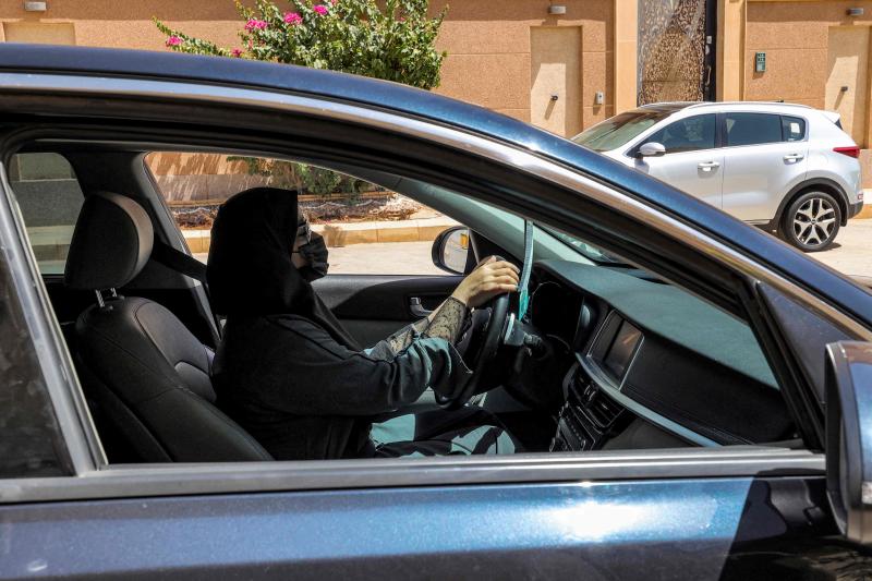 Eine Frau fährt am Mittwoch mit einem Fahrzeug eine Straße in Riad entlang. Saudi-Arabien hat vor fünf Jahren, am 24. Juni 2018, damit begonnen, Frauen das Autofahren zu erlauben und damit das weltweit einzige Fahrverbot für weibliche Autofahrer beendet. (Foto: AFP) Eine Frau fährt am Mittwoch mit einem Fahrzeug eine Straße in Riad entlang. Saudi-Arabien hat vor fünf Jahren, am 24. Juni 2018, damit begonnen, Frauen das Autofahren zu erlauben und damit das weltweit einzige Fahrverbot für weibliche Autofahrer beendet. (Foto: AFP)