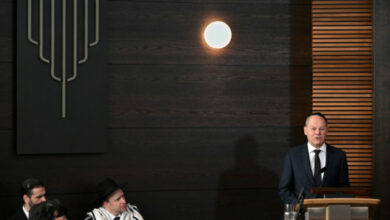 Der deutsche Politiker Scholz verspricht bei der Synagogeneröffnung Unterstützung für Juden