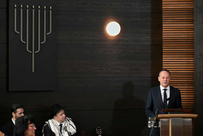 Der deutsche Politiker Scholz verspricht bei der Synagogeneröffnung Unterstützung für Juden