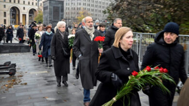 Die Russen gedenken der Opfer Stalins, während sie gegen Andersdenkende vorgehen