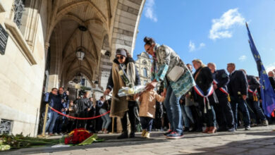 Frankreich begrüßt ermordeten Lehrer, während Macron zu „rücksichtsloser“ Reaktion drängt