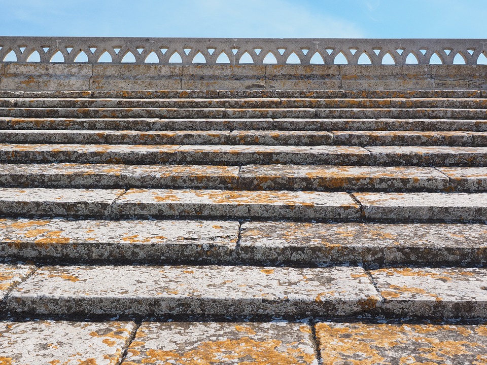 Kirchendach bricht wohl bei Taufe zusammen – mindestens zehn Tote