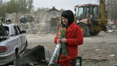 Trauer und Misstrauen in einem Dorf in der Ukraine, das von einem tödlichen Angriff heimgesucht wurde