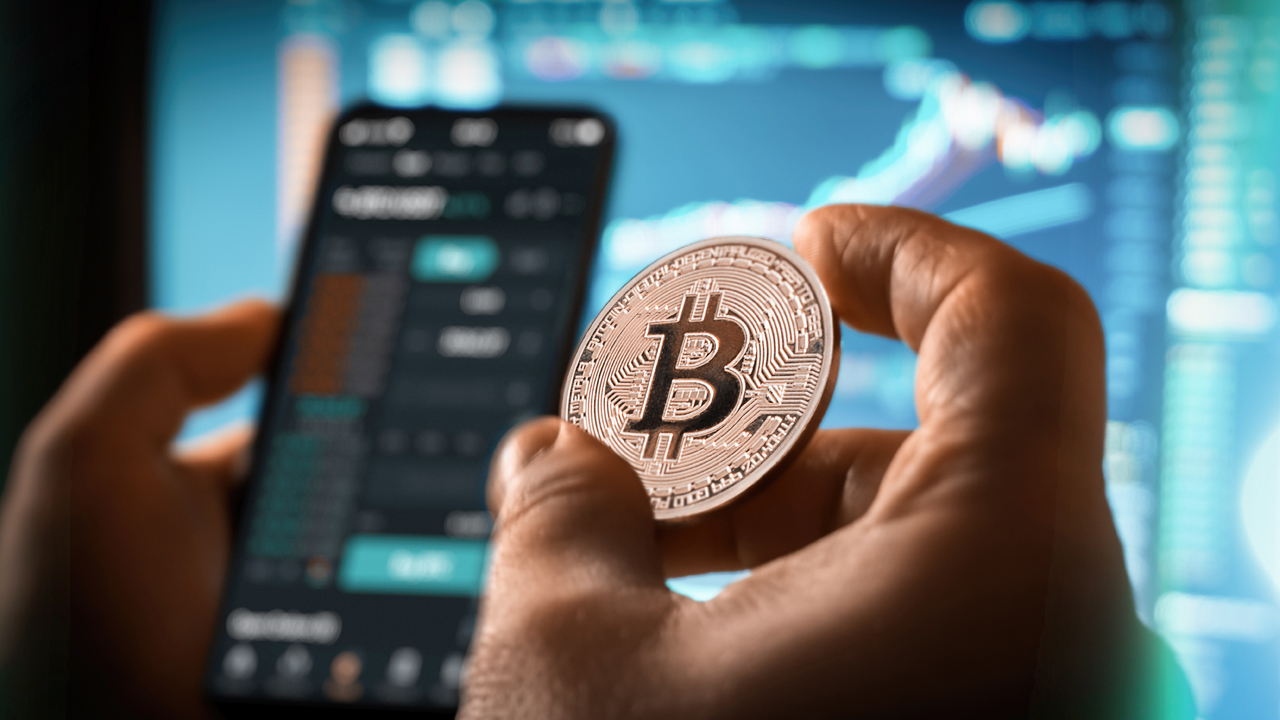 Bitcoin Surpasses $39K, Achieving 19-Month Peak in Saturday’s Crypto Market Surge