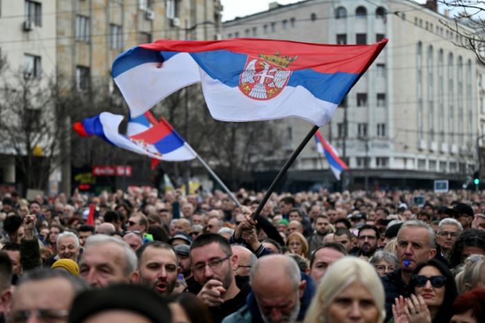 Tausende Serben protestieren gegen angeblichen Wahlbetrug