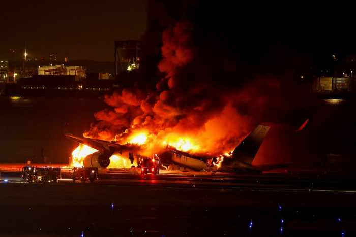 Feuer zerstört Airbus-Jet nach Kollision in Tokio