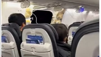 Flugzeug der Alaska Airlines landet nach dem Unfall sicher