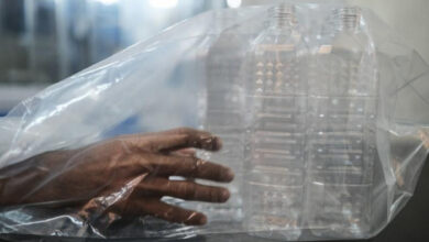 In Flaschen abgefülltes Wasser enthält mehr Plastikpartikel als gedacht – Studie